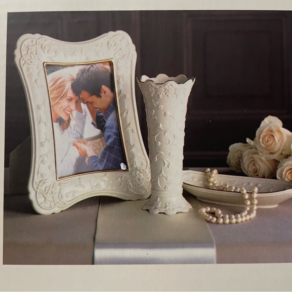 NIB Lenox Cream Photo Frame and Vase Set